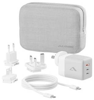 USB-C-Ladeset mit Wandadapter, austauschbaren internationalen Steckern, Ladekabel und grauer Schutztasche.
