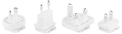 Vier weiße Stecker-Adapter-Köpfe in einer Reihe angeordnet, jeder mit unterschiedlichen Stiftkonfigurationen für internationale Steckdosen.