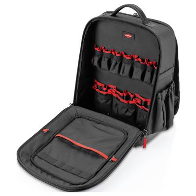 Offener schwarzer Rucksack-Organizer mit mehreren rot eingefassten Taschen und einem gepolsterten Laptop-Fach, ungeöffnet auf weißem Hintergrund dargestellt.
