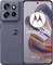 Motorola Edge 60 Neo Smartphone von vorne und hinten gezeigt, mit dreifacher Rückkamera und dem Motorola-Logo auf dem Display.