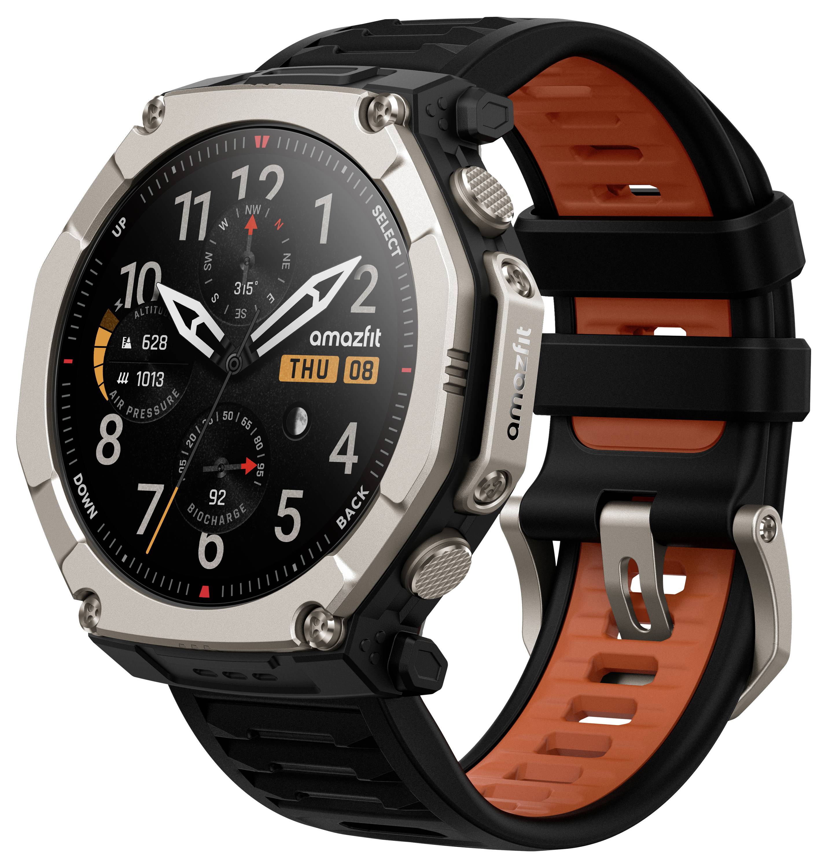 Eine schwarze und silberne Amazfit-Smartwatch mit rundem analogem Ziffernblatt und orangefarbener Riemeneinfassung, schräg auf weißem Hintergrund dargestellt.