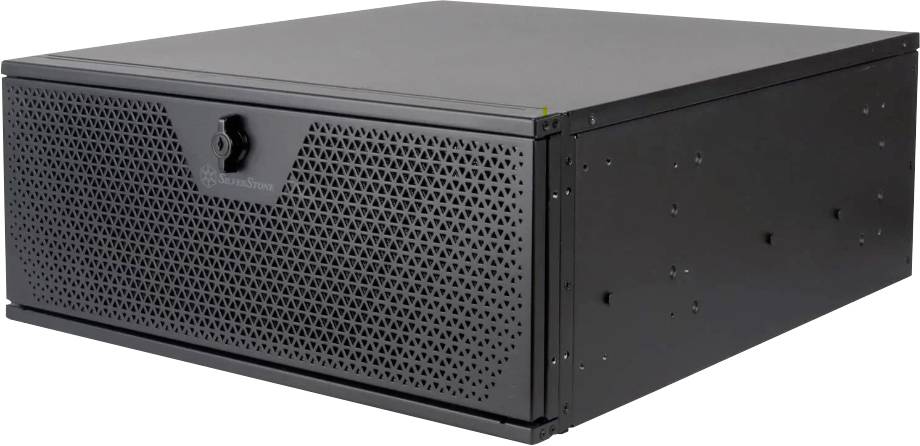 Schwarzes Rackmount-Servergehäuse mit perforierter Frontblende und Schloss, schräg von vorne links auf weißem Hintergrund gezeigt.