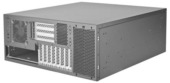 Graues Rackmount-Servergehäuse mit Lüftungsgittern, Erweiterungs- und Anschlussfeldern auf weißem Hintergrund.