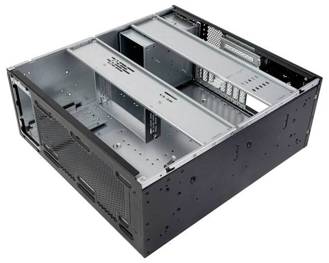 Offenes Computergehäuse mit Metallrahmen und drei Einbauschienen für Komponenten.<br>