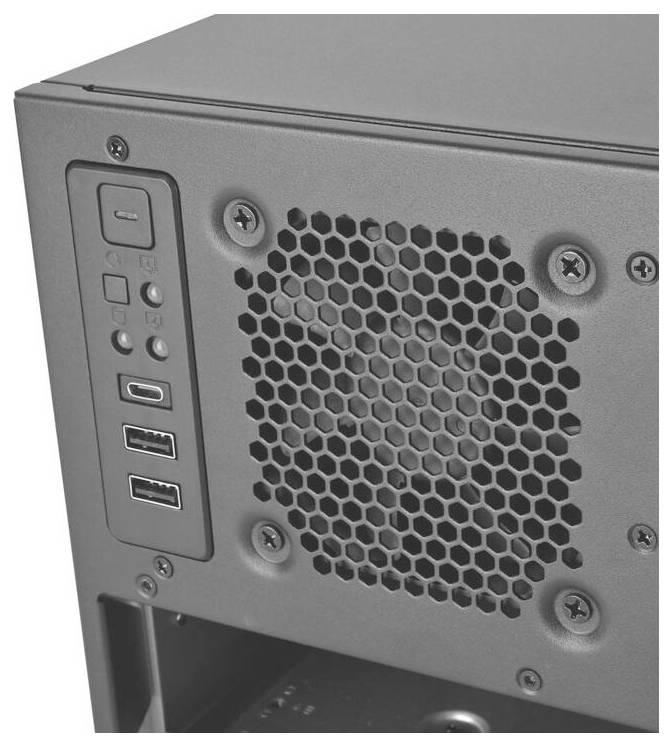 Rückseite eines Computergehäuses mit Lüftungsgitter, Tasten und USB-Anschlüssen auf der Seiten-/I/O-Blende.