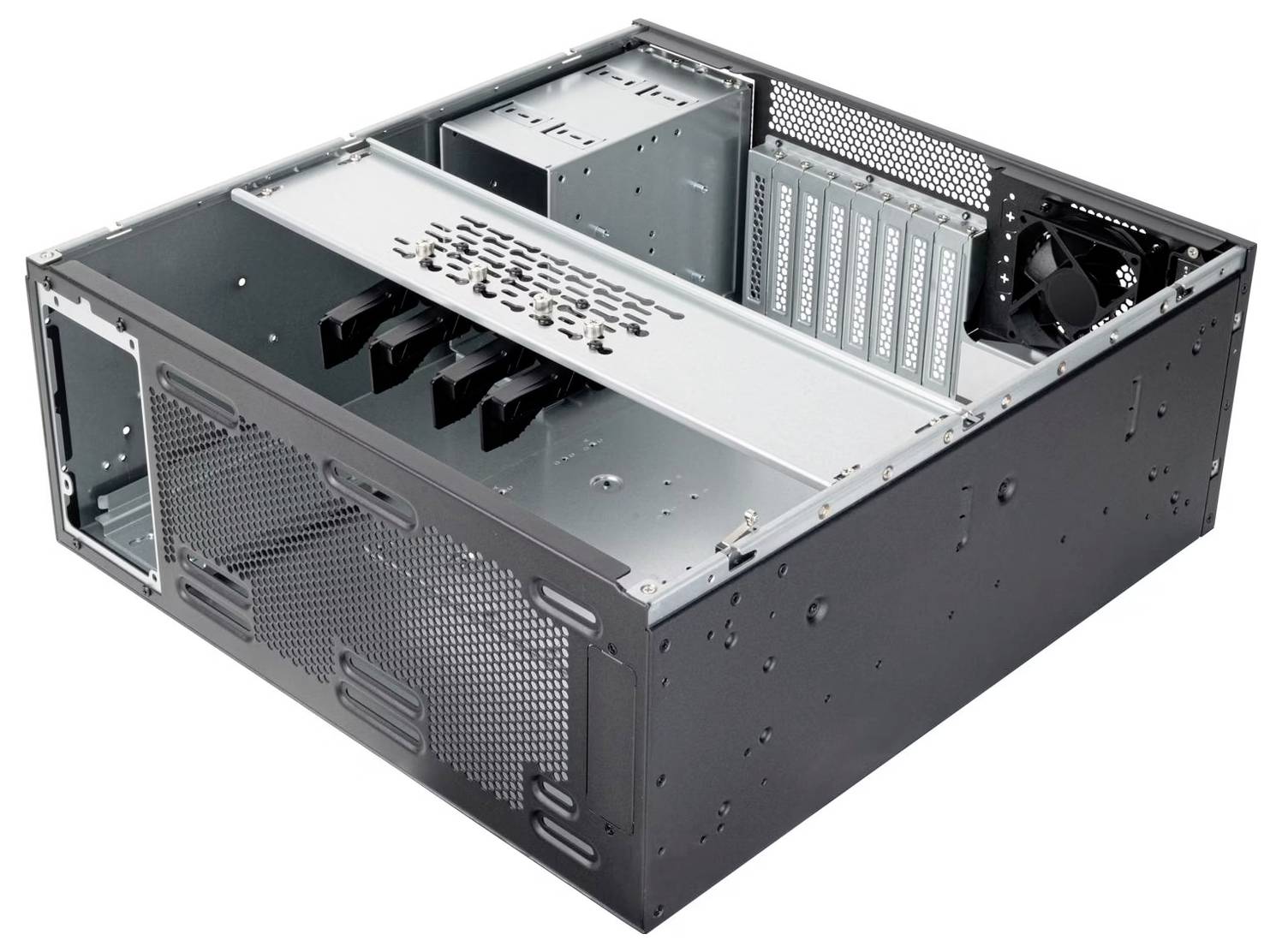 Offenes Servergehäuse mit Metallrahmen, Lüfter und Steckkarten-Einschüben; Blick auf das Innenleben eines Computersystems.