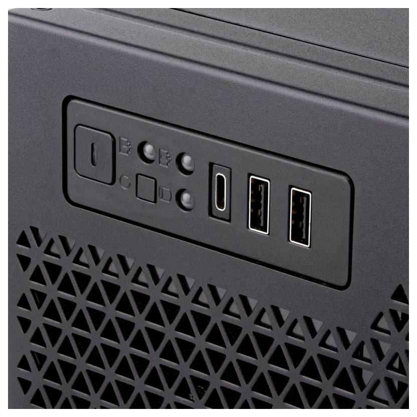 Nahaufnahme der Front eines Computergehäuses mit Netzschalter, drei kleinen Tasten und drei USB-Anschlüssen neben einem Lüftungsgitter.<br>