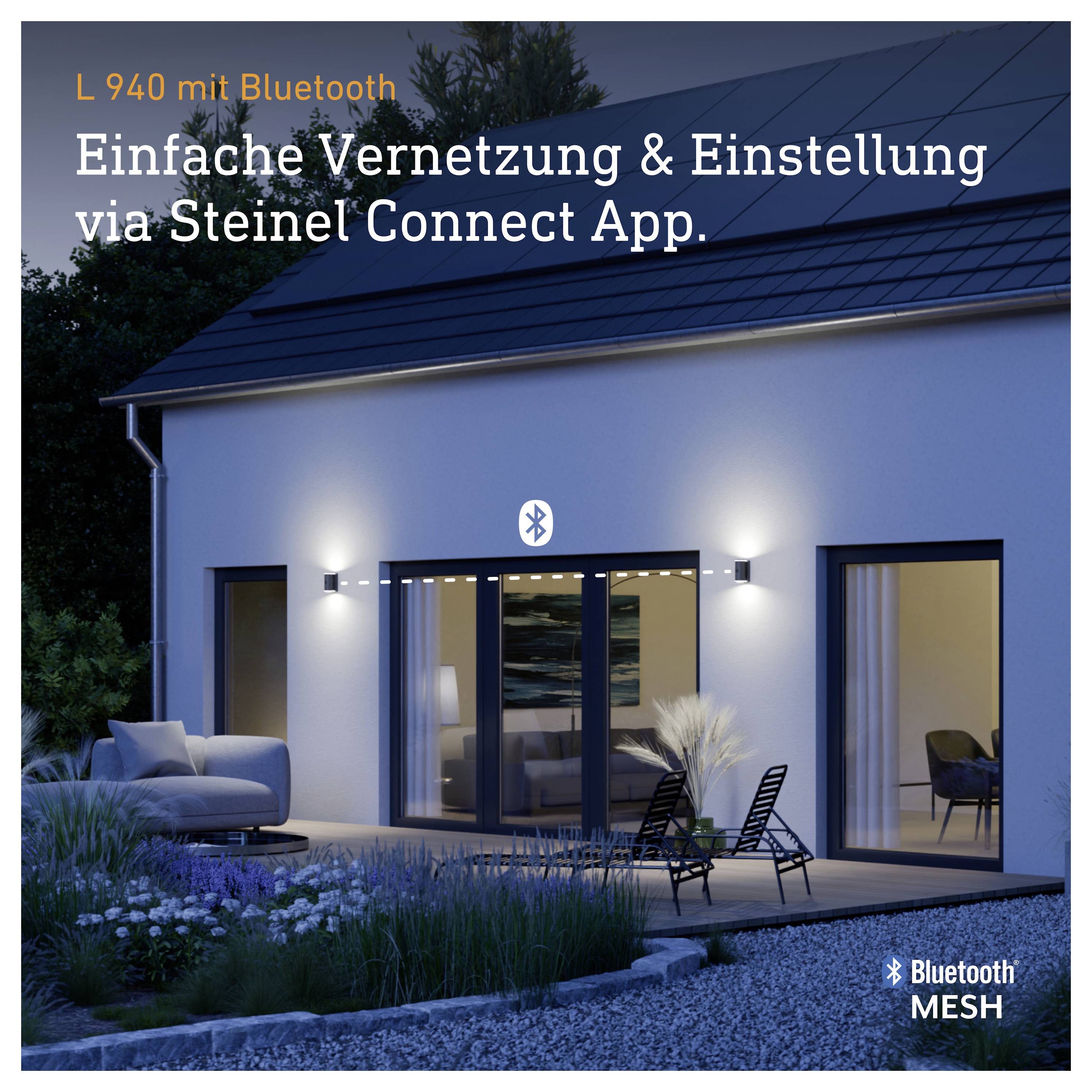 Nachtaufnahme eines modernen Hauses mit Terrassenbeleuchtung und Bluetooth-Symbol, wirbt für "L 940 mit Bluetooth" und "Einfache Vernetzung & Einstellung via Steinel Connect App."