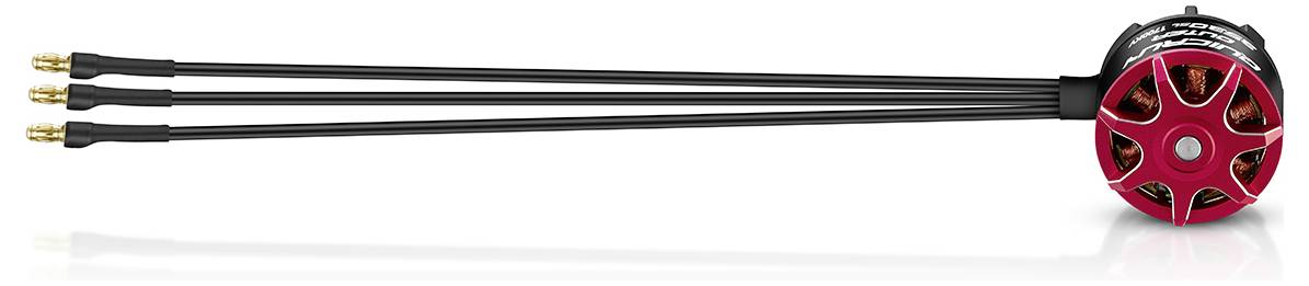 Drei schwarze Kabel, die an einer roten sechsspeichrigen Rolle oder Spule mit goldenen Steckverbindern befestigt sind, gezeigt auf weißem Hintergrund.