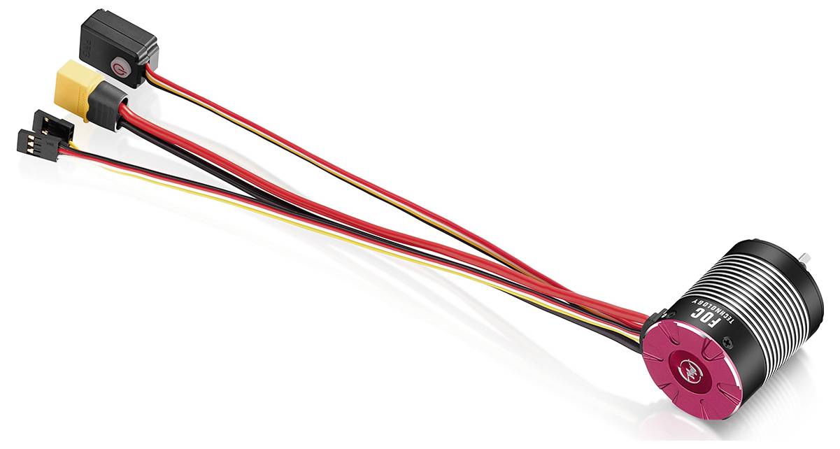 Bürstenloser Elektromotor mit angebrachtem rot, schwarz und gelb farbigen Kabelbaum und Steckverbindern auf weißem Hintergrund.