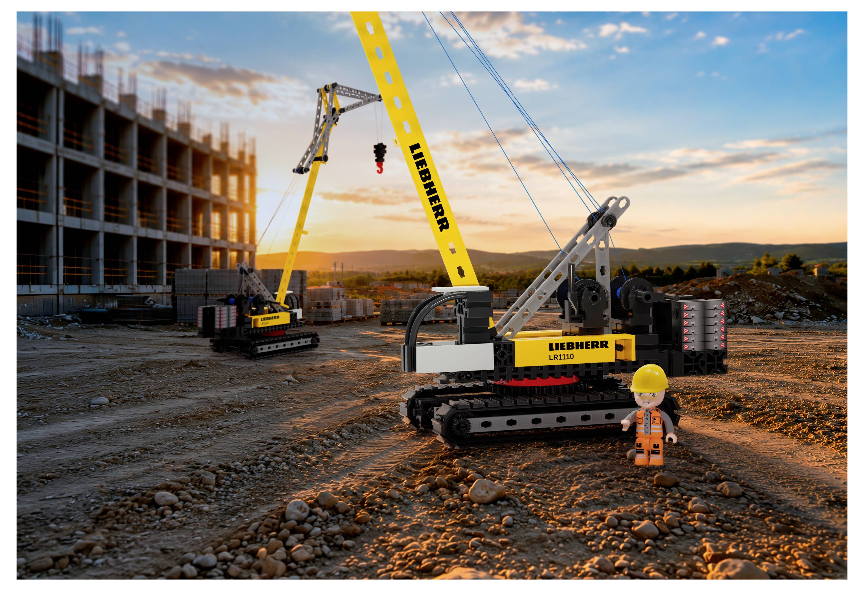 Baustelle bei Sonnenuntergang mit zwei gelben Liebherr-Kränen, einer teilweise errichteten Struktur und einer kleinen Arbeiterfigur im Vordergrund.