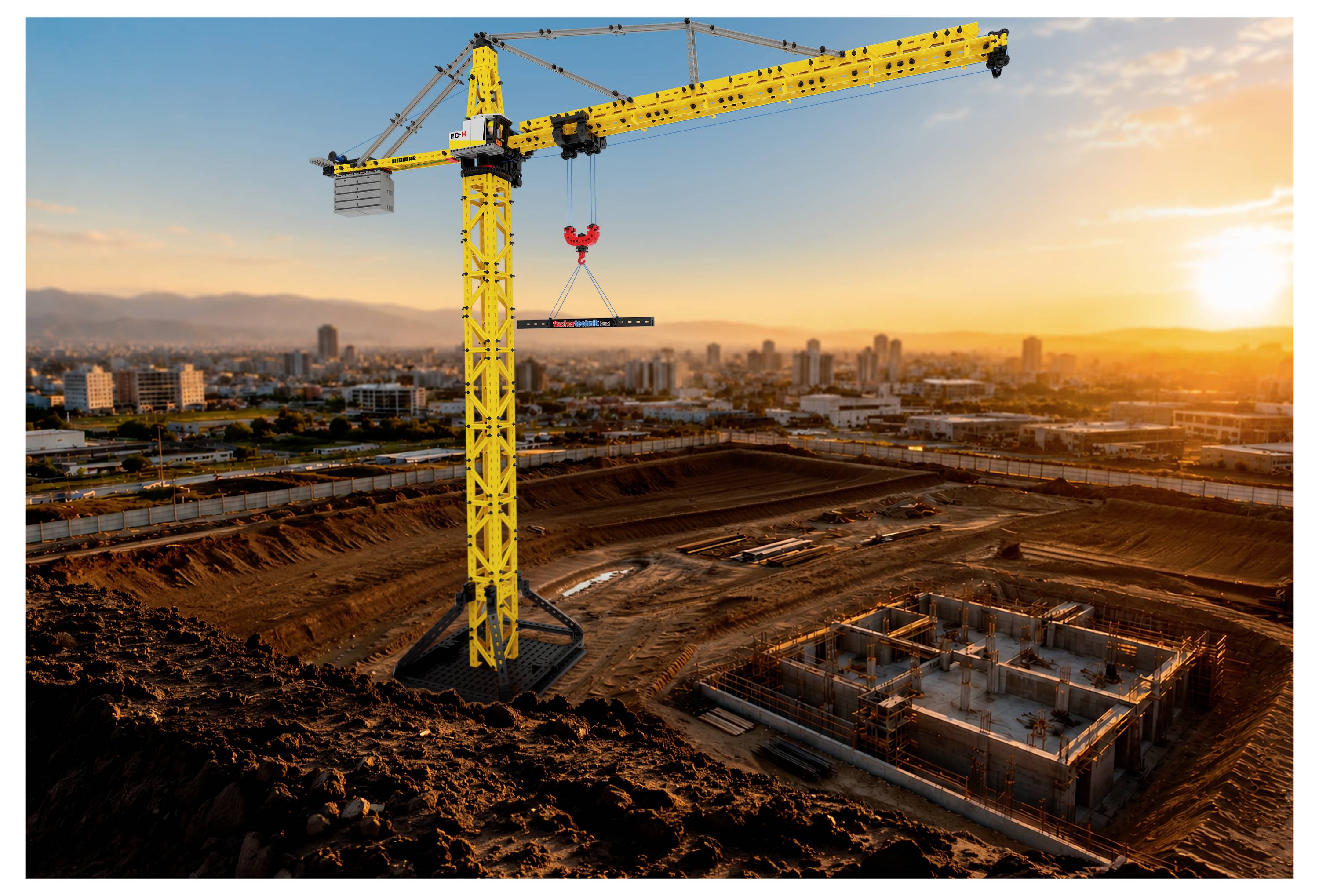 Gelber Turmkran hebt eine Betonplatte auf einer großen Baustelle bei Sonnenuntergang, mit Skyline der Stadt im Hintergrund.