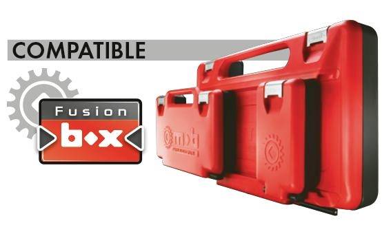 Roter tragbarer Werkzeugkasten mit der Aufschrift „Fusion box" und dem Text „KOMPATIBEL", dargestellt neben einem Zahnradsymbol.