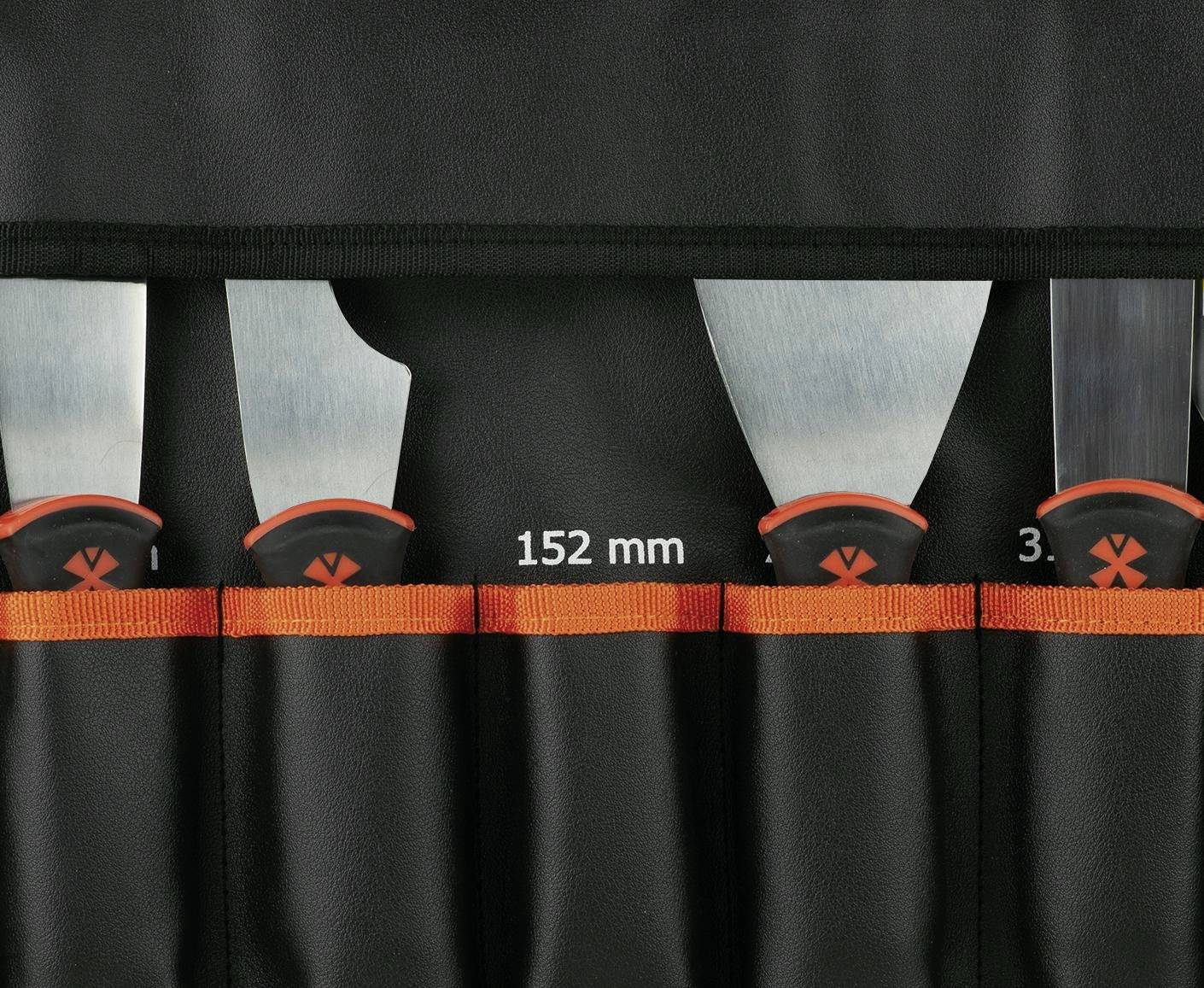 Nahaufnahme einer schwarzen Werkzeugrolle mit orangefarbenem Rand, die mehrere Werkzeuge in Fächern mit den Bezeichnungen "152 mm" und "3" zeigt.
