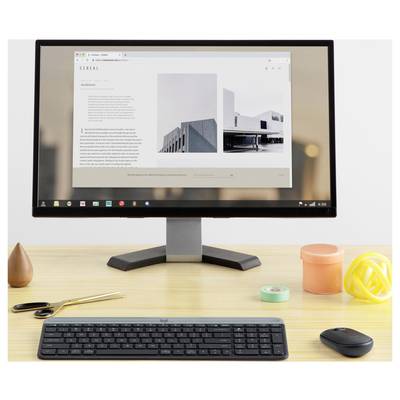 Ein Desktop-Monitor zeigt eine Website mit sauberer Architektur auf einem Schreibtisch mit Tastatur und Maus in einem minimalistischen Arbeitsplatz an.