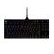 Schwarze kabelgebundene RGB-Gaming-Tastatur mit kompaktem Layout, Logo oben links und separatem Zahlenblock auf der rechten Seite.