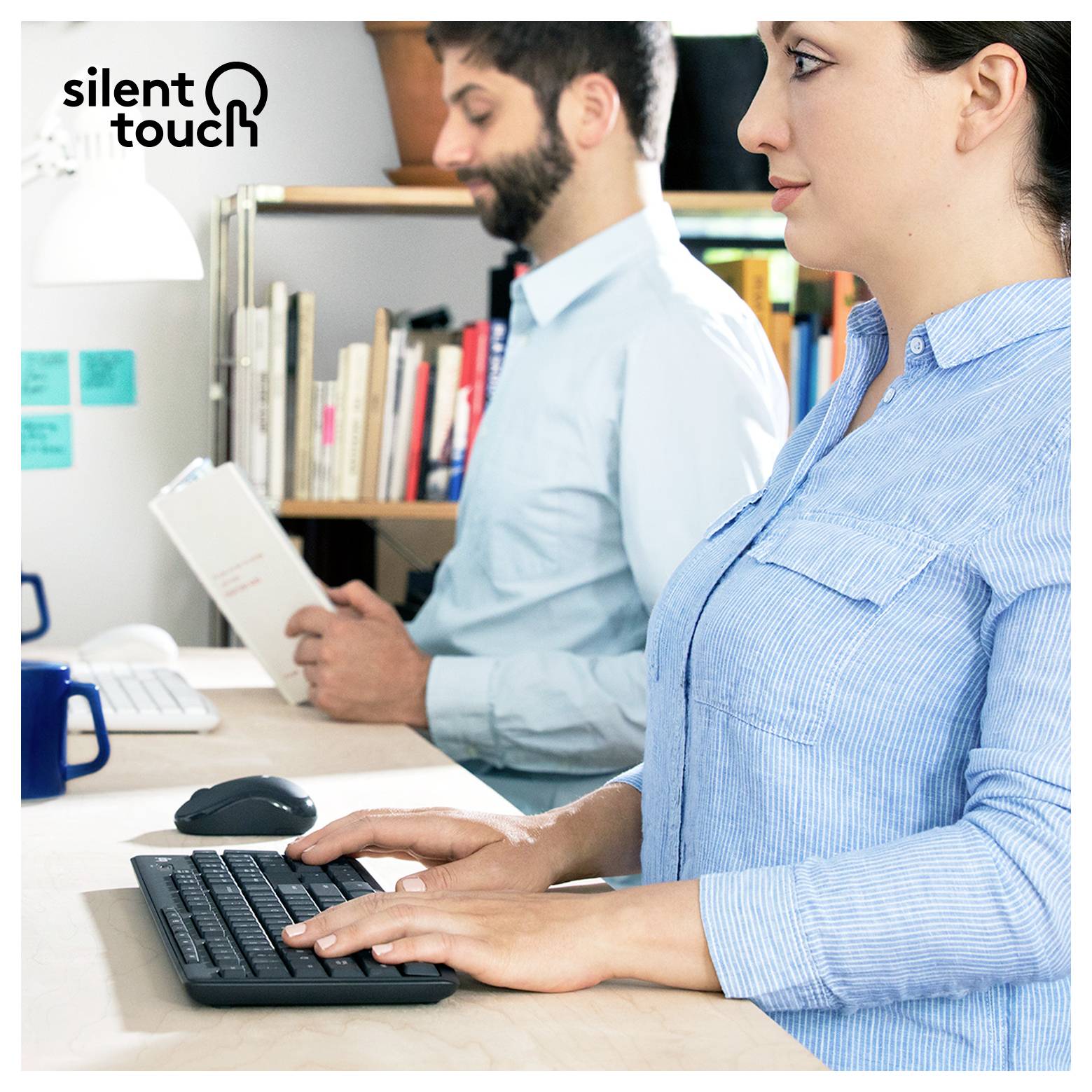 Ergonomische kabellose Logitech-Tastatur mit geteiltem, gebogenem Tastaturlayout und einer gepolsterten Handgelenkstütze auf weißem Hintergrund.