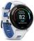 Garmin-Smartwatch mit weißem und blauem Band, auf dem "Training Readiness 82" und der Status "High, Well Recovered" angezeigt wird.