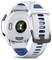 Weiße Garmin Forerunner 265 GPS-Laufuhr von hinten gezeigt, mit Pulssensor und belüftetem weiß-blauem Armband.