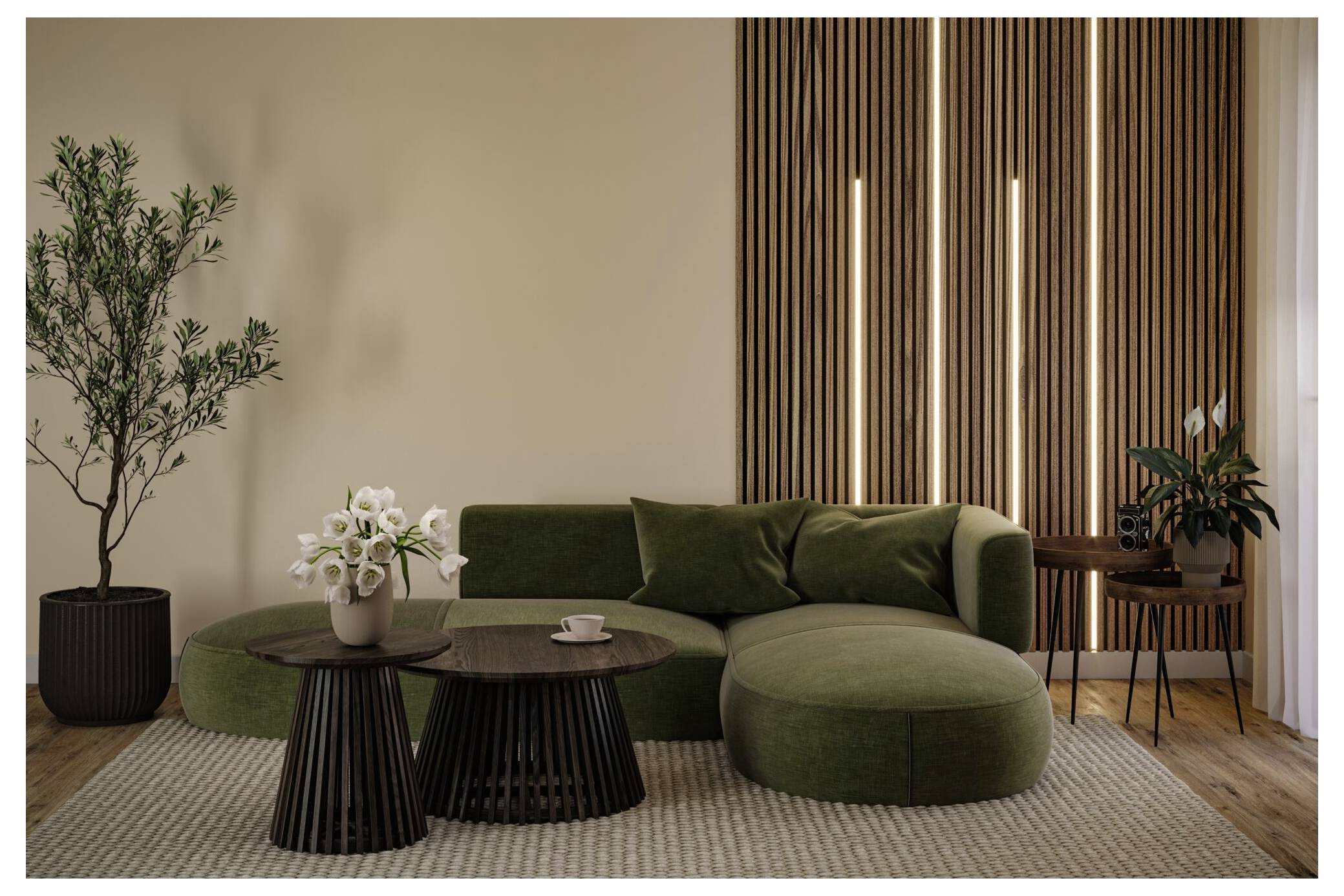 Modernes Wohnzimmer mit grünem gekrümmtem Sofa, runden Couchtischen, Topfpflanzen und vertikaler Holzlamellen-Wandbeleuchtung.