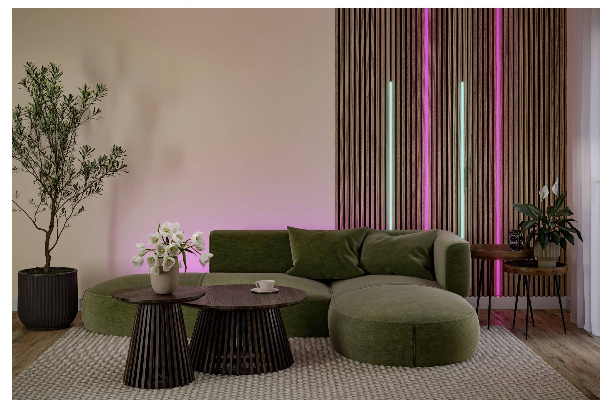 Modernes Wohnzimmer mit olivgrünem Ecksofa, runden Couchtischen, Topfpflanzen und rosa- und blauem vertikalem Akzentlicht an einer lamellenbekleideten Wand.