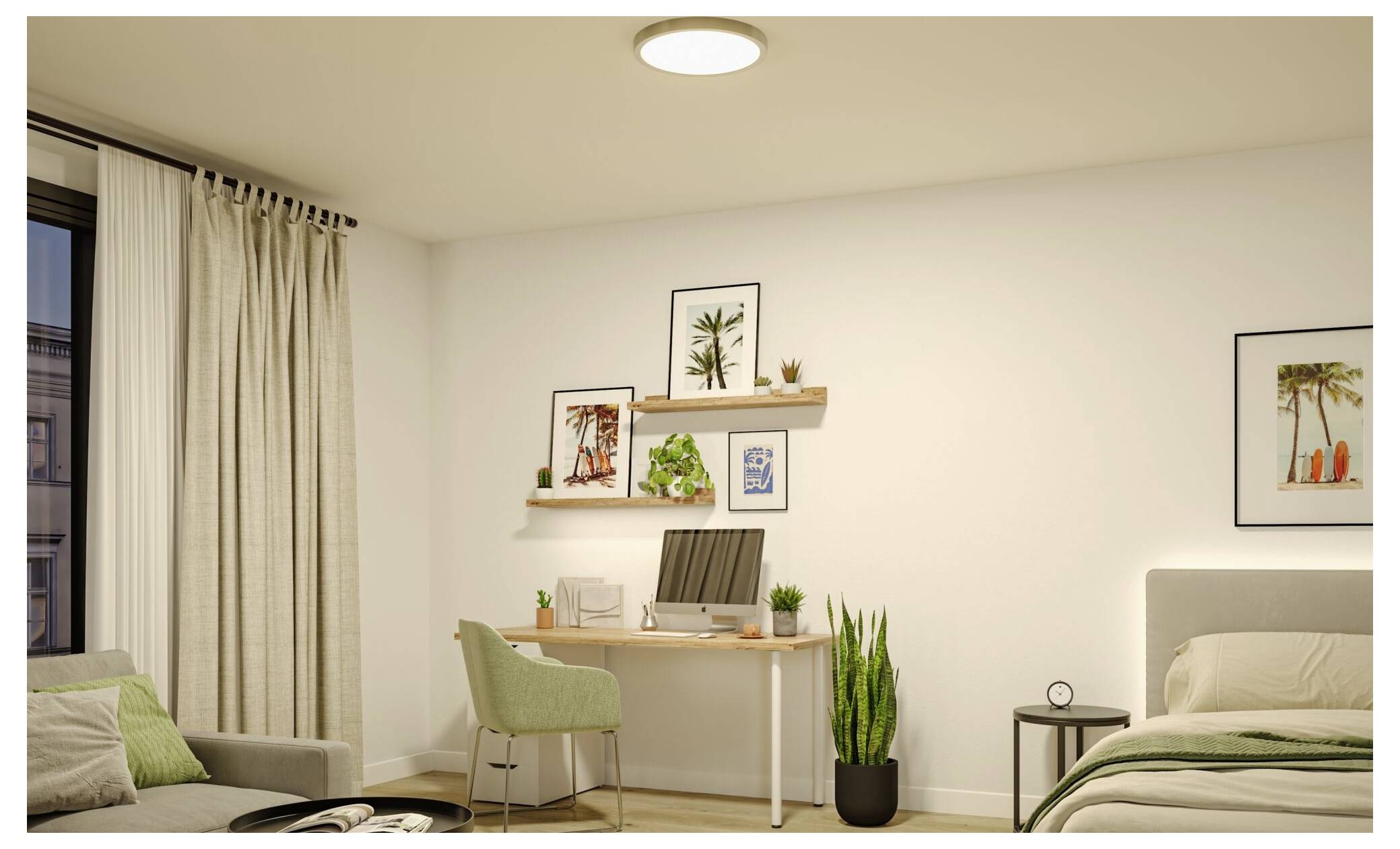 Ein gemütliches Schlafzimmer mit einem Schreibtisch und Stuhl, Wandregalen, gerahmten Kunstwerken, Topfpflanzen, einem Bett und einem Fenster mit Vorhängen.