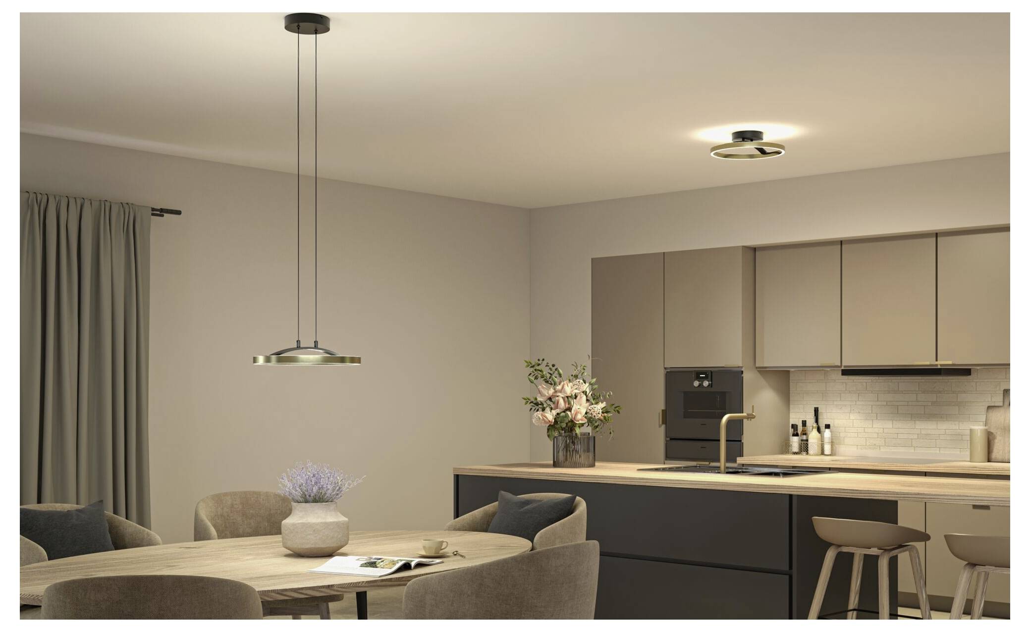 Moderne offene Küche und Essbereich mit rundem Tisch, Pendelleuchte, Theken-Sitzbereiche und Schränke in neutralen Farbtönen.