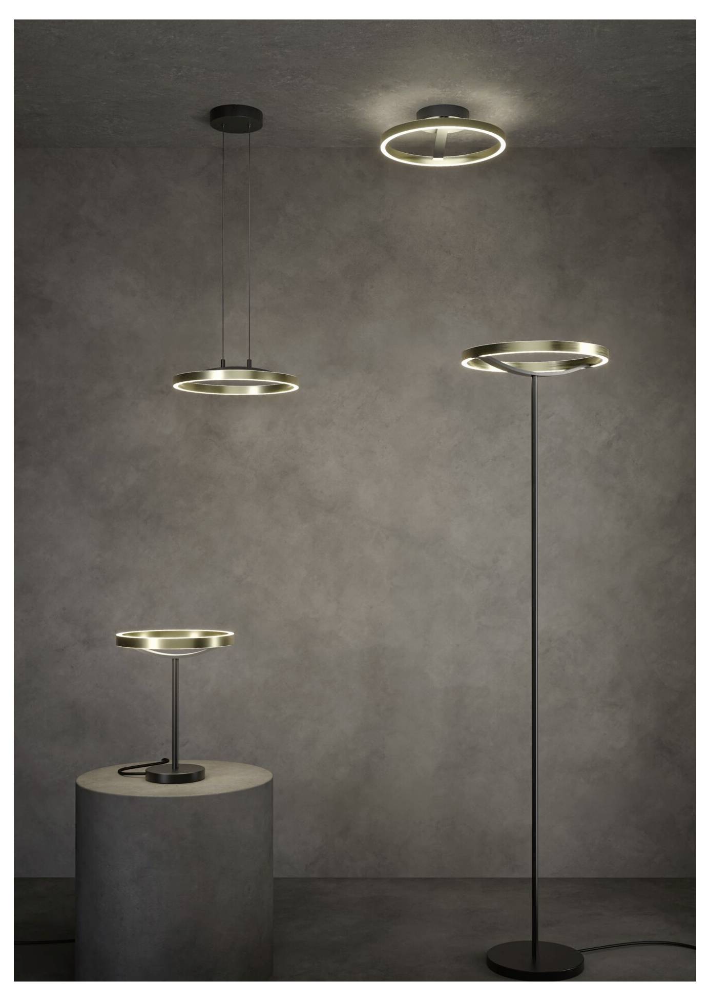 Vier moderne runde Ring-Pendelleuchten und eine Stehleuchte leuchten vor einer dunkelgrauen Wand in einem minimalistischen Interieur.