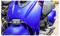 Nahaufnahme eines blauen Yamaha-Rollers mit einem digitalen Gerät an der Front montiert, das Kabel in der Nähe des Lenkers verbunden zeigt.