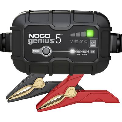 NOCO Genius 5 Batterieladegerät mit Klemmen, zeigt ein grünes Statuslicht und Modusanzeigen für 12V-Reparatur, AGM, Lithium- und 6V-Laden.