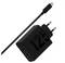 Schwarzes USB-C-Ladekabel mit kompaktem Wandladegerät mit zwei runden Stiften und zwei USB-C-Anschlüssen