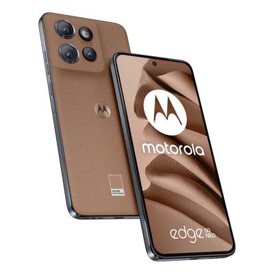 Zwei Motorola Edge 50 Neo Smartphones, von vorne und hinten in Braun gezeigt, wobei das vordere Display das Motorola-Logo und die Markenbezeichnung „edge 50 neo" zeigt.