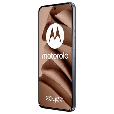 Smartphone mit lebhaftem Landschaftsvideo, das in den Händen einer Person abgespielt wird; deutscher Text sagt „Brillantes Display" und die Dolby Atmos-Marke erscheint.