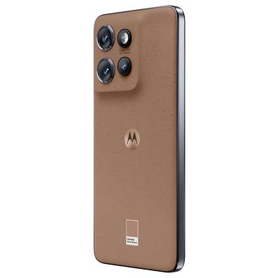 Rückseite eines braunen Motorola-Smartphones mit einem erhöhten quadratischen Kameramodul, das vier Linsen und ein zentriertes Motorola-Logo enthält.