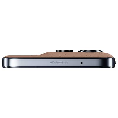Nahaufnahme einer Seitenansicht eines Smartphones mit kupferfarbener Rückseite und schwarzer Vorderkante, auf der ein Dolby-Atmos-Logo und ein kleines vorderes Sensorloch zu sehen sind.