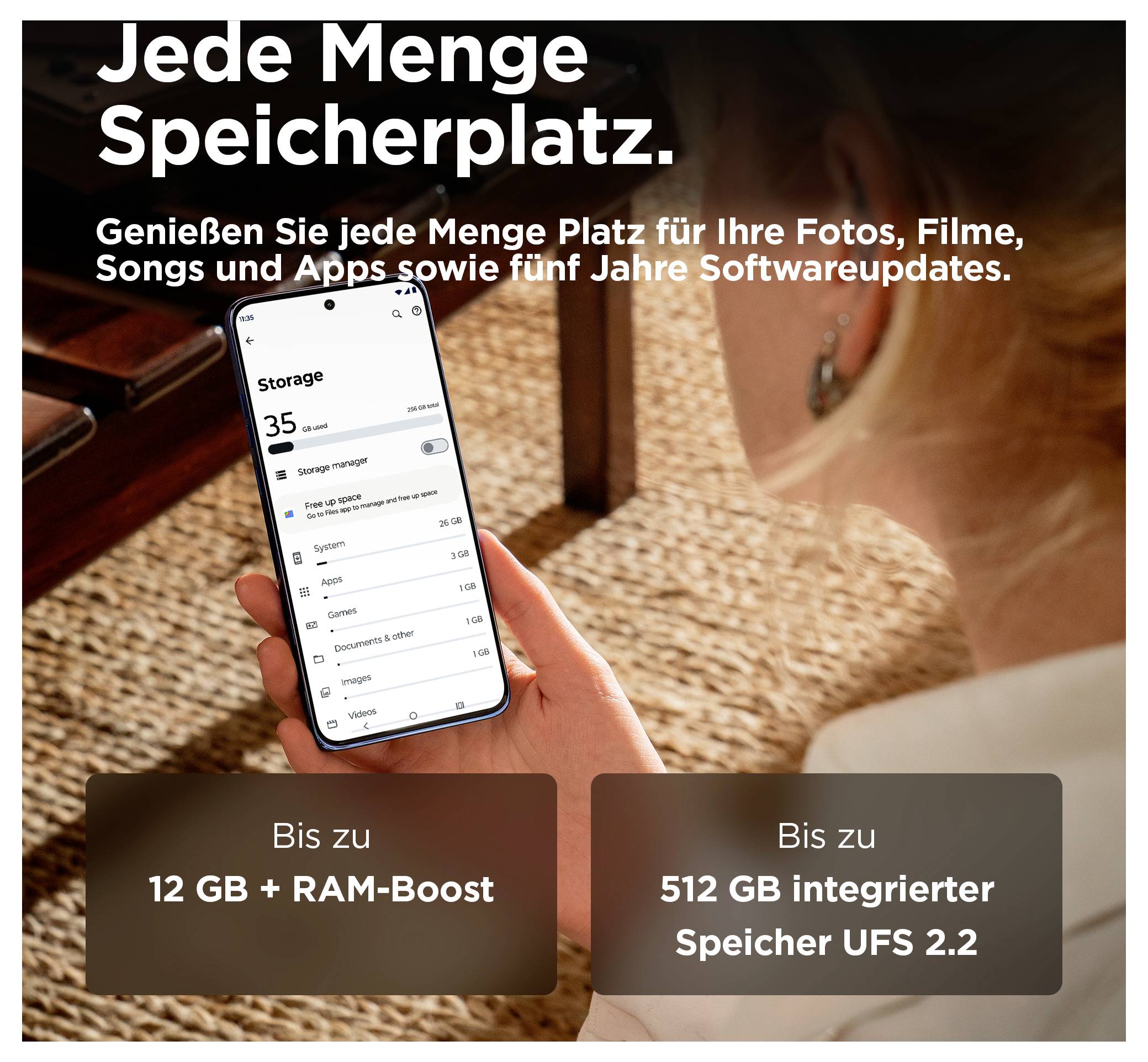 Deutsches Smartphone-Angebot mit einer Person, die ein Telefon hält und für "Jede Menge Speicherplatz" wirbt, mit bis zu 12 GB + RAM-Boost und 512 GB UFS 2.2 Speicher.