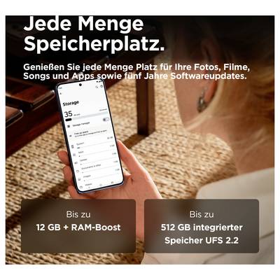Deutsches Smartphone-Angebot mit einer Person, die ein Telefon hält und für "Jede Menge Speicherplatz" wirbt, mit bis zu 12 GB + RAM-Boost und 512 GB UFS 2.2 Speicher.