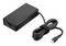 Schwarzer 100-W-Laptop-Netzteil mit angeschlossenem USB-C-Ladekabel, das daneben auf weißem Hintergrund aufgerollt liegt.