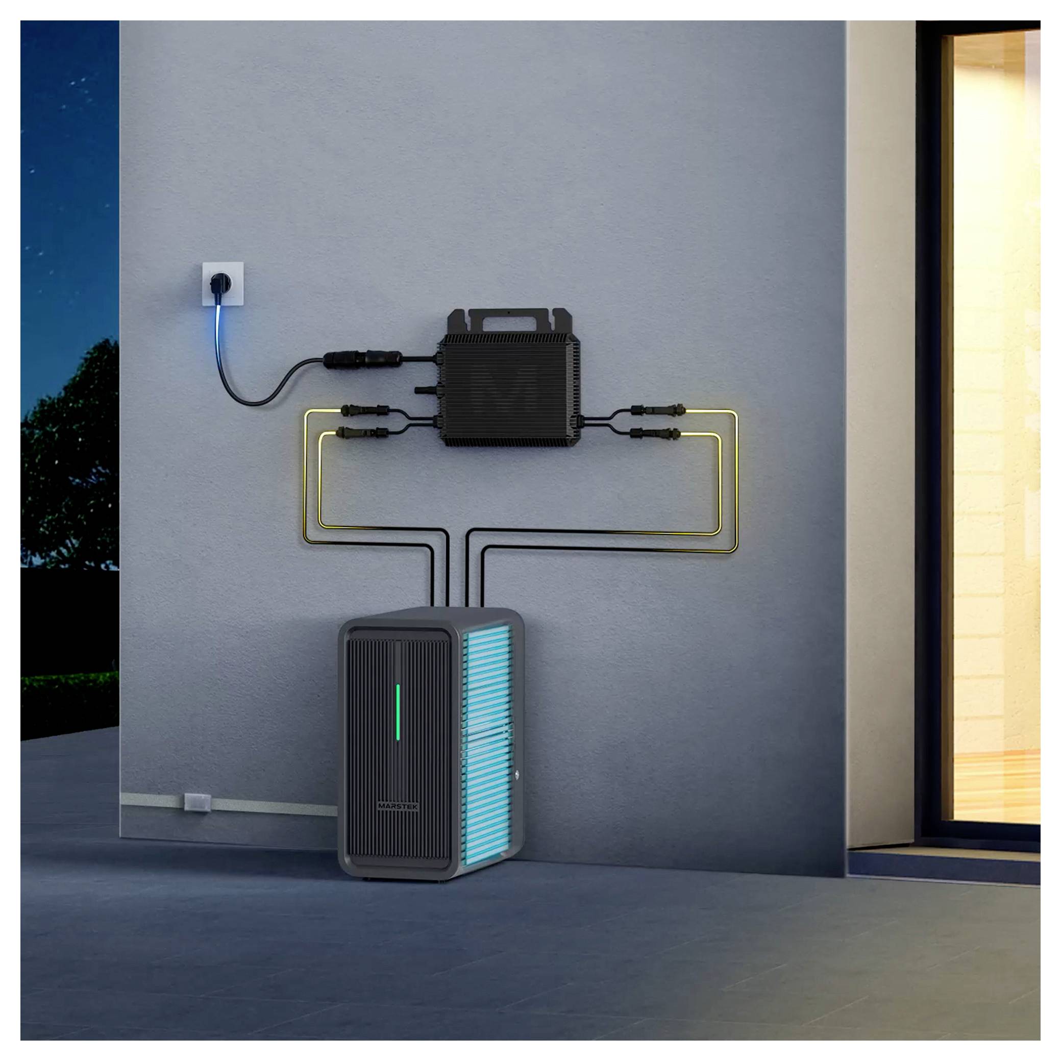 Wandmontiertes Energiesystem mit einer Steckdose, einer Schaltzentrale und einer angeschlossenen Bodeneinheit, die blau leuchtet und auf intelligente Energie oder Batteriespeicherung hindeutet.