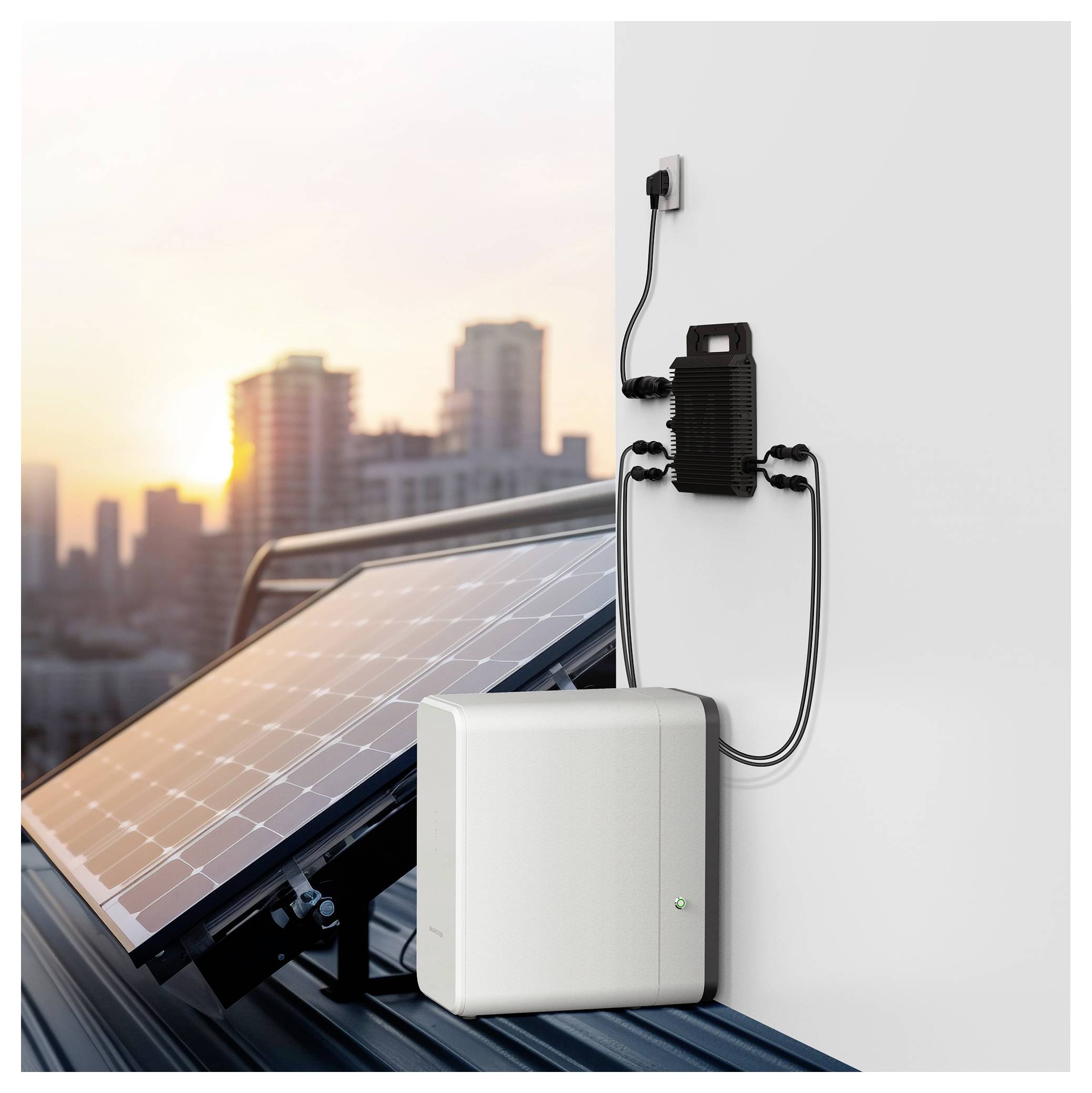 Solarpanelsystem mit wandmontiertem Wechselrichter und Batterie auf einem Dach bei Sonnenuntergang, mit einer Stadtsilhouette im Hintergrund.