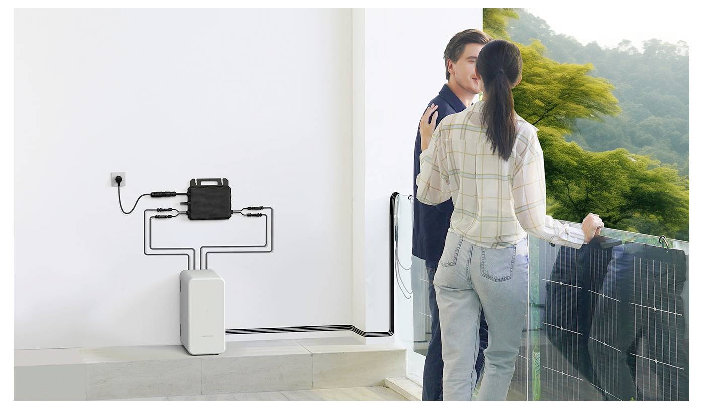Ein Paar steht neben einer Balkon-Solaranlage mit einem Indoor-Batteriespeicher und Wechselrichter, die mit dachstil-ähnlichen Paneelen verbunden sind und ein Heimsolar-Stromspeichersystem suggerieren.