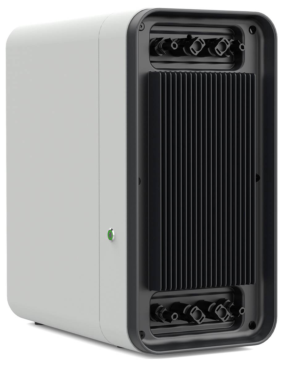 Ein weißes rechteckiges Luftreiniger- oder Ventilatorgerät mit einem schwarzen vorderen Gitter und sichtbaren internen Lüftungsöffnungen, dargestellt in einer studioartigen Produktansicht.