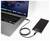 Laptop lädt ein Smartphone über ein USB-Kabel auf einer weißen Oberfläche auf, wobei das Telefon neben dem Computer verbunden ist.