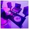 DJ mit Turntable-Setup, Laptop, Mixer und Lautsprechern; der Text sagt „Ausrüstung nicht im Lieferumfang enthalten".