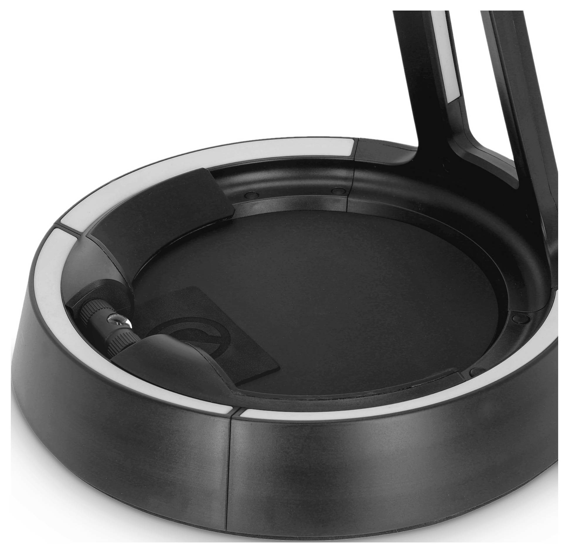 Runde schwarze Roboter-Staubsauger-Basisstation mit Rampe und Ladedock innen