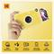 Hand hält eine gelbe Kodak Sofortbildkamera mit austretendem Foto; Icons am unteren Rand zeigen 10MP, Blitzautomatik, Sofortdruck, MicroSD-Kompatibilität und LED-Anzeige.