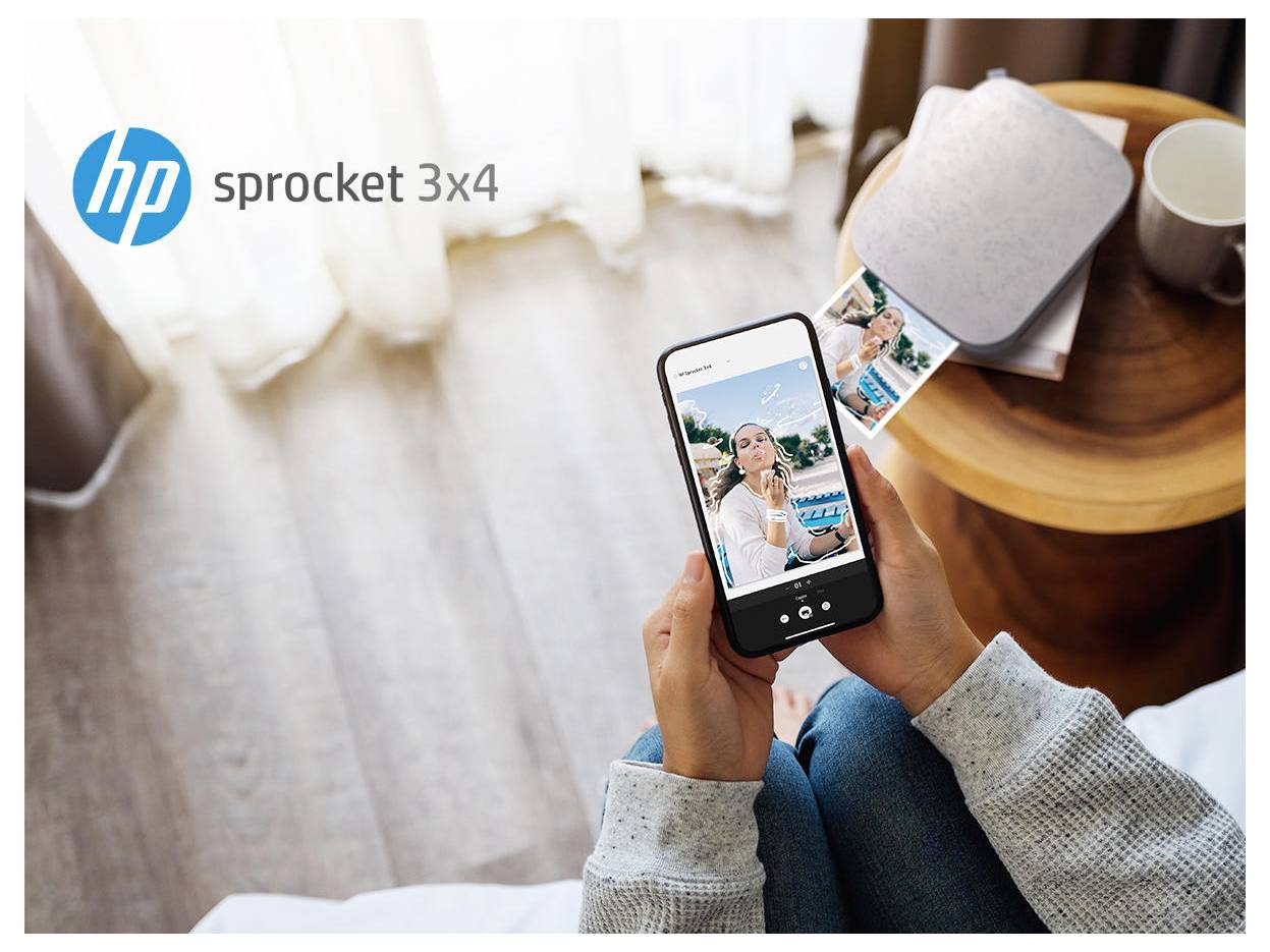 Person, die die HP Sprocket 3x4-App verwendet, um ein Foto von einem Smartphone auf einen kleinen Drucker auf einem Tisch zu drucken.