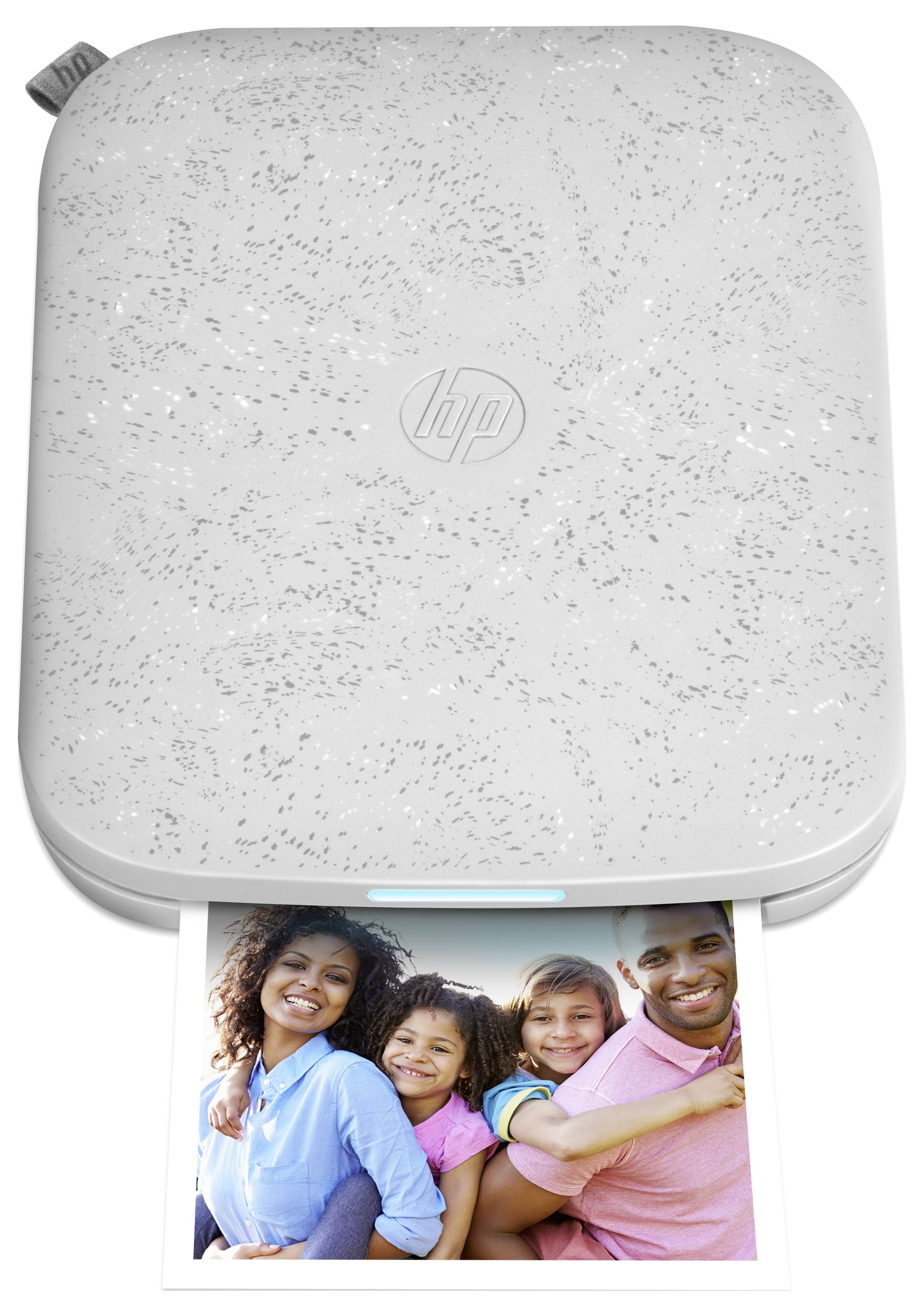 Tragbarer weißer HP-Drucker mit einem Foto einer lächelnden Familie, das aus dem vorderen Schacht gedruckt wird.
