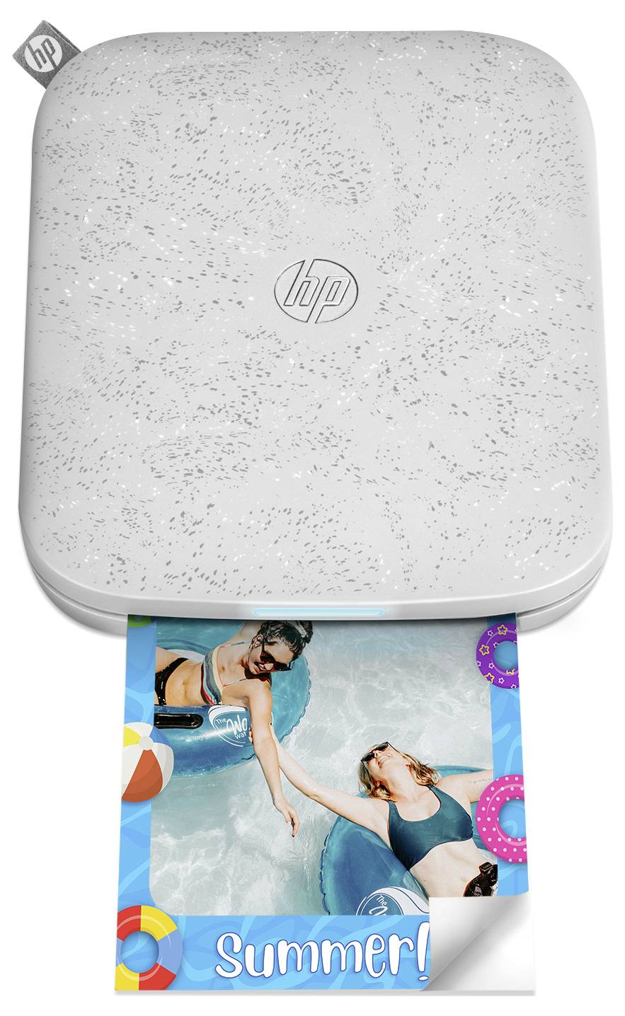 HP tragbarer Drucker druckt ein buntes Foto mit der Aufschrift "Sommer!" von zwei Frauen, die in einem Pool schwimmen, wobei der Drucker von oben gezeigt wird.