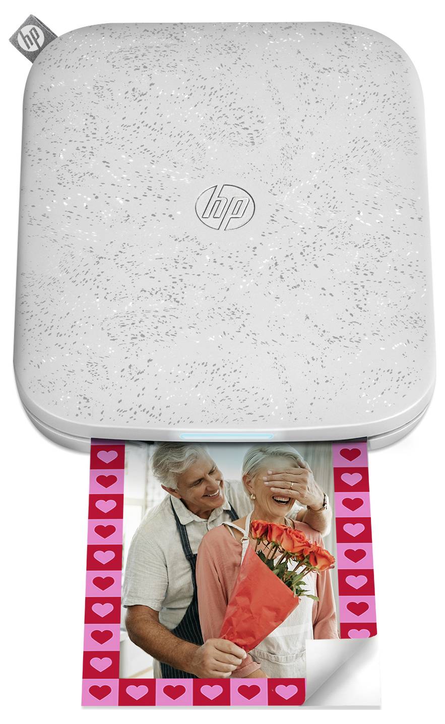 Tragbarer HP Fotodrucker in Weiß druckt das Foto eines Paares, das mit rosa Herzen umrahmt ist und eine gekräuselte Ecke hat.